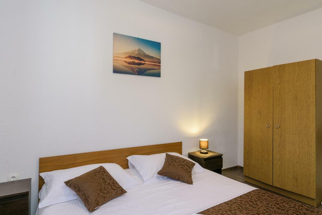 Renic Apartmani Kaštela Esterno foto